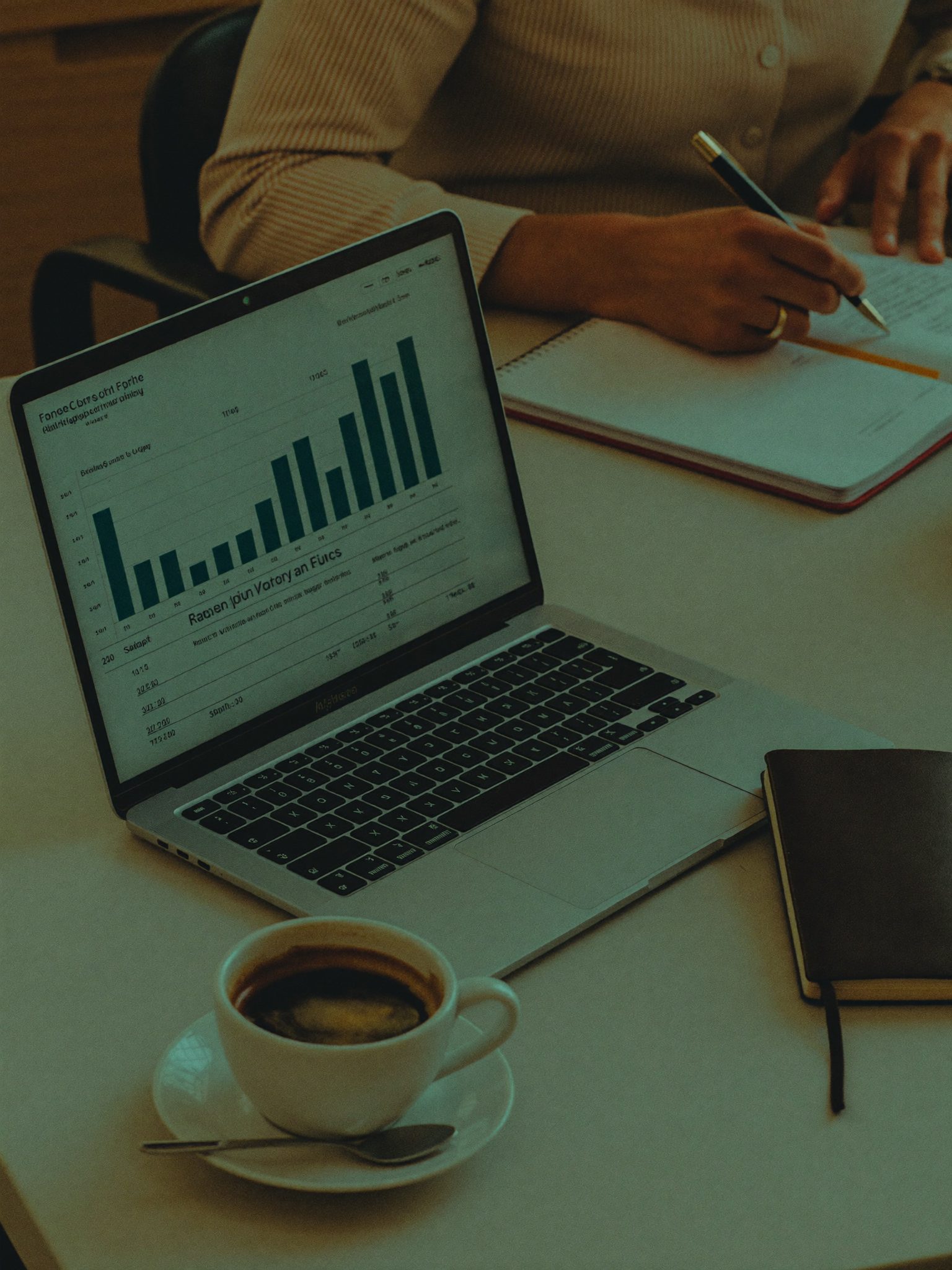Analisis arus kas dengan grafik dan kalkulator di meja kerja